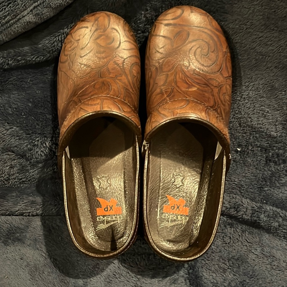 Dansko Brown Leather Clogs sz 40
Some wear at edges
